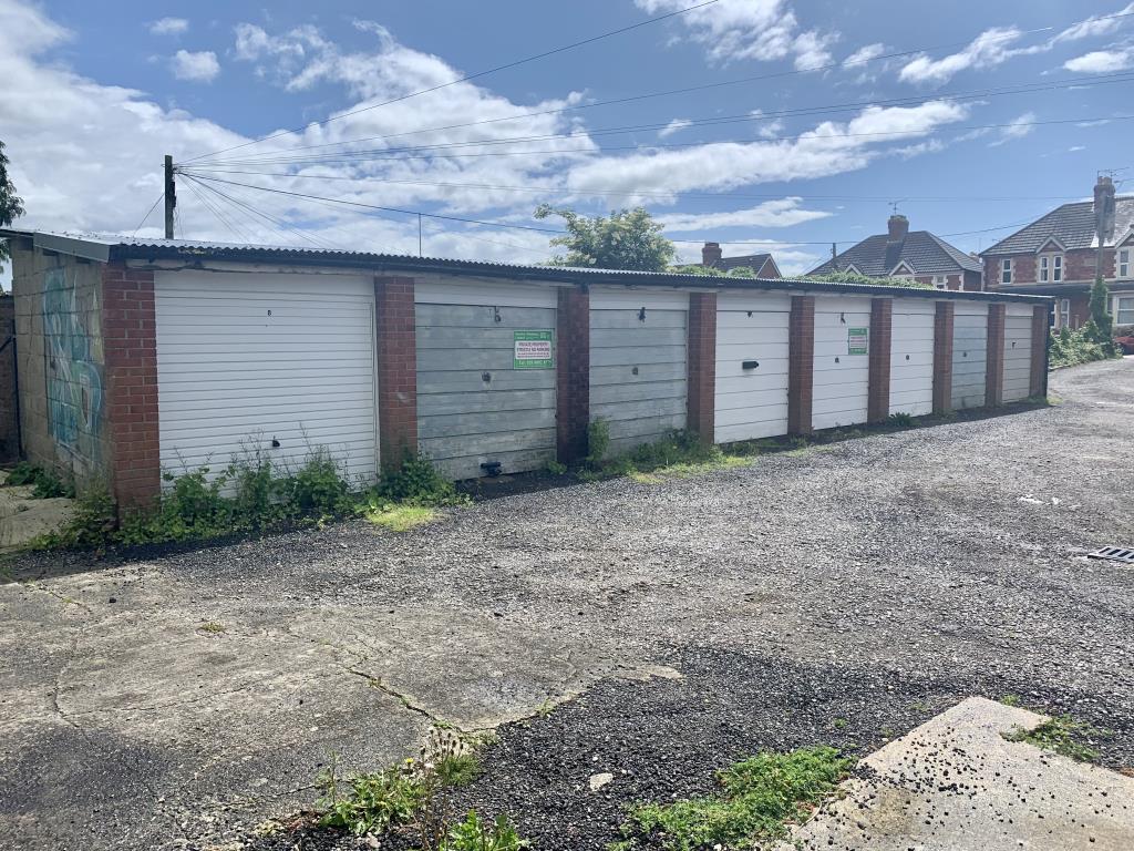 Lot: 98 - BLOCK OF EIGHT GARAGES, PLUS PARKING SPACE WITH POTENTIAL -